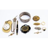 Assorted Victorian and later jewellery, to include a gold signet ring and a 22ct gold band