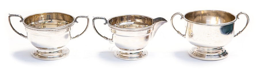 A George VI silver milk jug and sugar bowl, TS Birmingham 1932, approx. weight 6.4ozt, along with an - Image 4 of 5