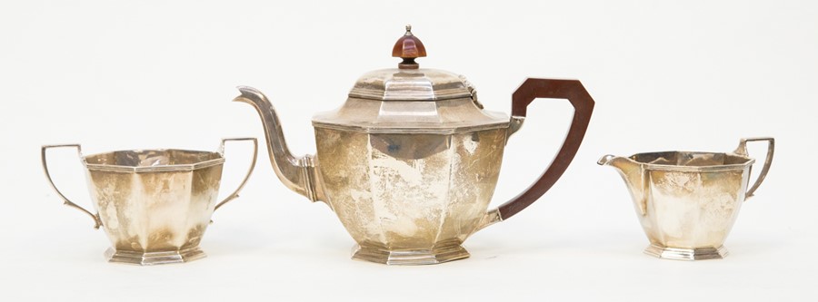 A George V silver three piece tea service, octagonal, 1935, total gross weight approx. 28ozt