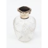 A cut glass scent bottle, with silver and tortoiseshell lid, London 1928, approx 12.5cm high