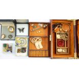 A collection of assorted jewellery to include a 9ct gold cameo brooch, a 9ct gold W.J Benson