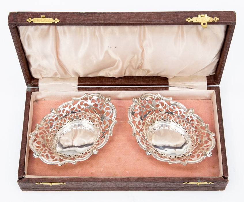 A cased pair of pierced silver dishes, approx 14cm x 10cm, Birmingham 1915