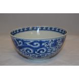 A Chinese blue and white bowl, Kangxi period, with three animated dragon spiralling through a