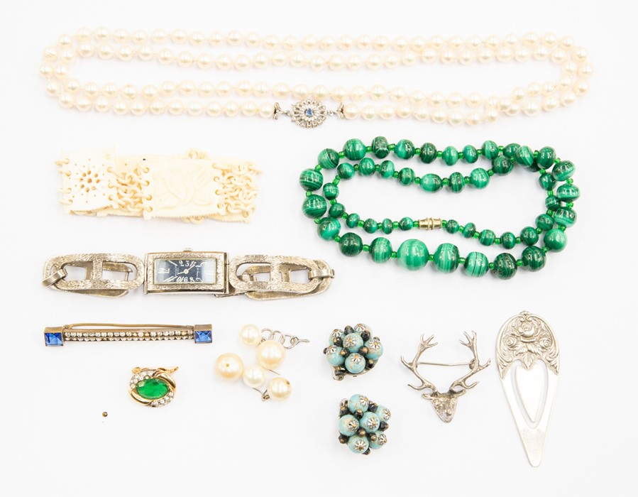 A collection of assorted jewellery include cultured pearl necklace, malachite necklace, silver