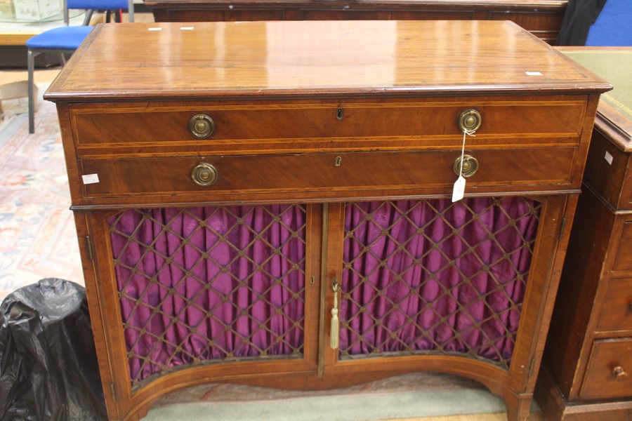 Late Georgian mahogany ladies vanity table, with pull out vanity compartments and dressing top,