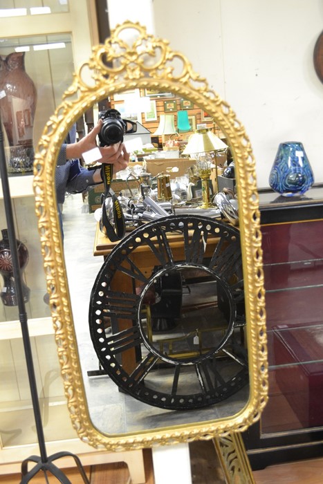 An oval mahogany wall mirror in the Victorian style along with an ornate brass-framed mirror - Image 2 of 2
