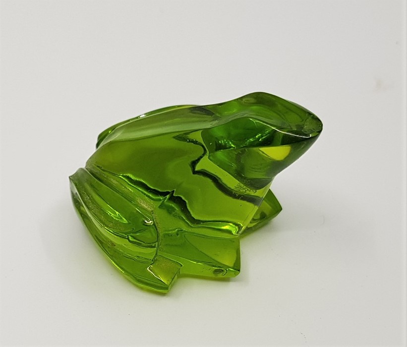 A Baccarat green crystal frog, etched mark to base, height approx. 3cm. Condition: Chip to nose.