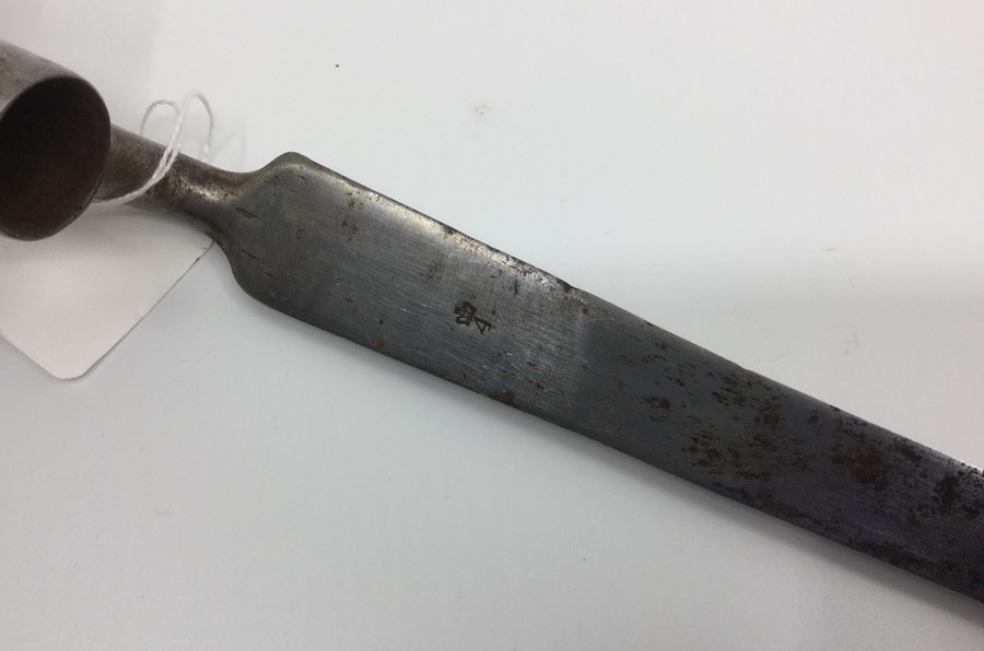 British India Pattern Catch Socket Bayonet with 37cm triangular section blade. Marked "Crown 4". - Image 3 of 7