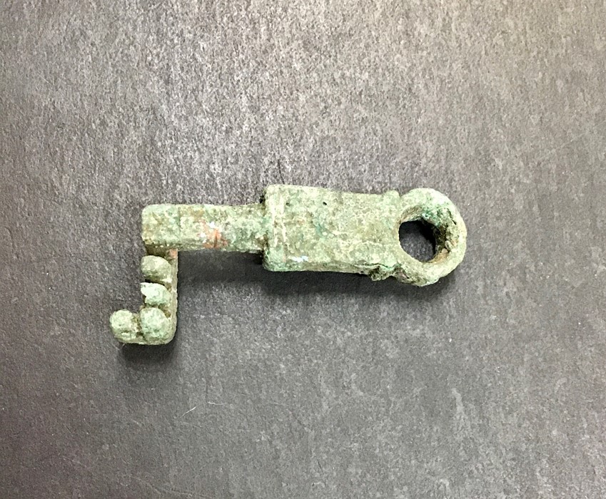 A Roman bronze key, Circa AD 44-200. A complete key formed of a sub-rectangular body with integral - Image 2 of 4