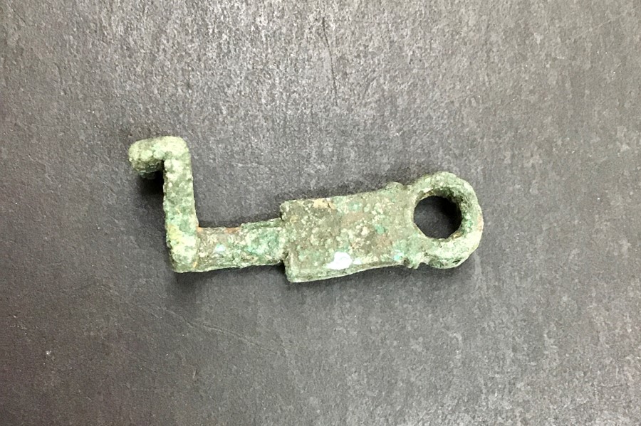 A Roman bronze key, Circa AD 44-200. A complete key formed of a sub-rectangular body with integral - Image 4 of 4