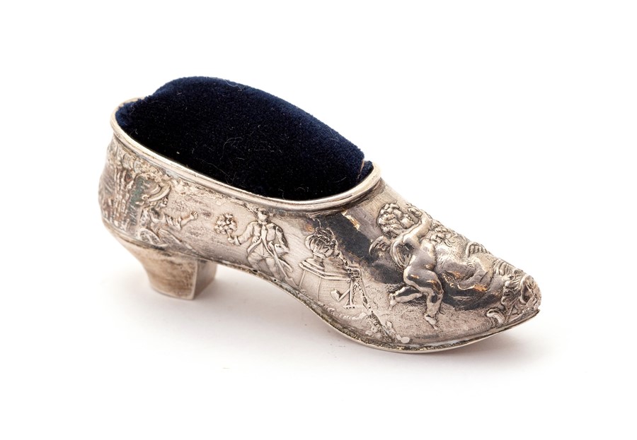 A Continental 935 silver shoe pin cushion, import marks London 1892, approx 6.5cm long - Image 3 of 3