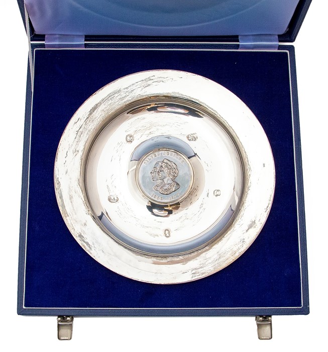 An Elizabeth II silver jublilee commemorative plate, the raised centre inset with a medallion