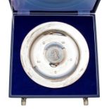 An Elizabeth II silver jublilee commemorative plate, the raised centre inset with a medallion