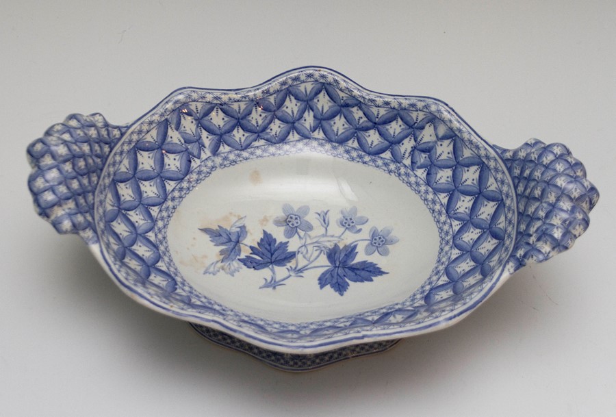 An early nineteenth century blue and white transfer printed Spode footed and handled large - Image 2 of 3