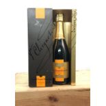 A bottle of Veuve Cliquot Ponsardin Vintage 2002, in original box. Description: Quantity: 1 bottle