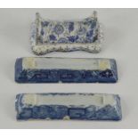 Three early nineteenth century blue and white transfer printed knife rests, circa 1815-30. To