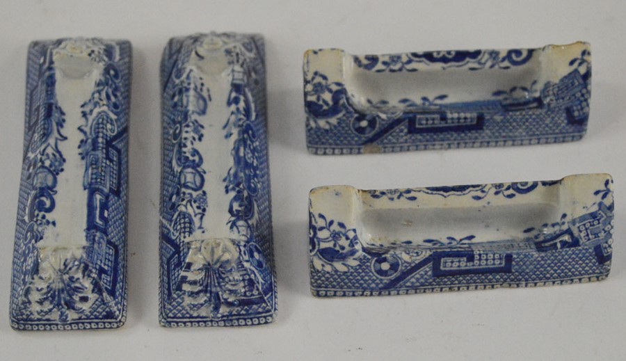 Two pairs of early nineteenth century blue and white transfer printed Willow border pattern knife