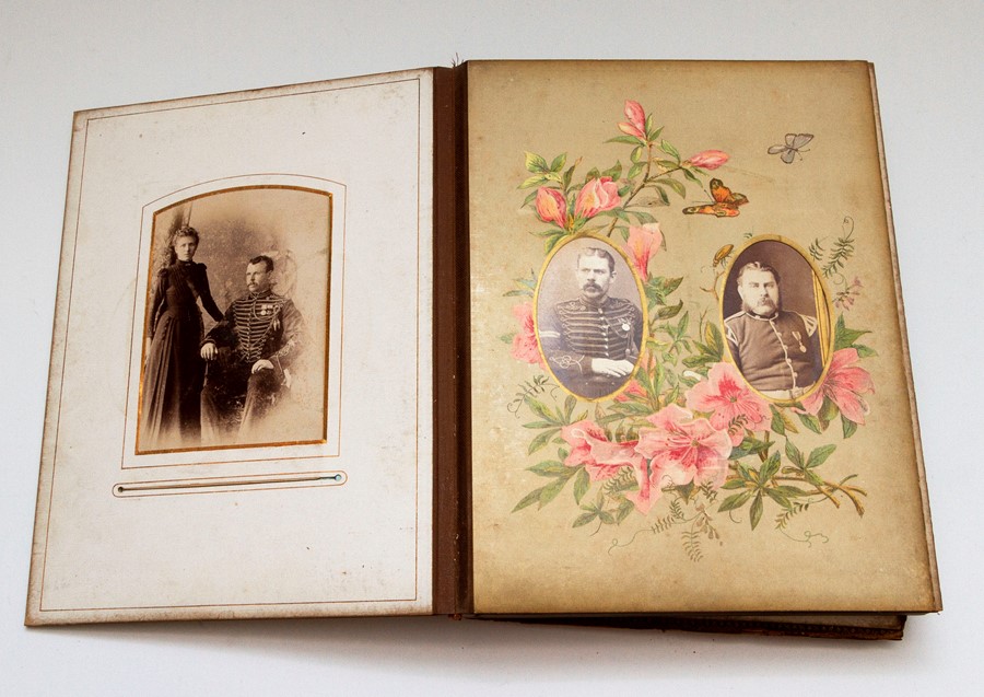 Victorian carte-de-visite/cabinet card album featuring numerous photographic portraits - 62 - Image 12 of 12