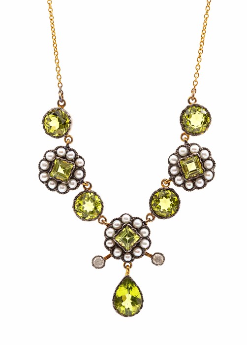 A vintage style peridot and pearl and 9ct gold necklace, comprising alternate collet set round