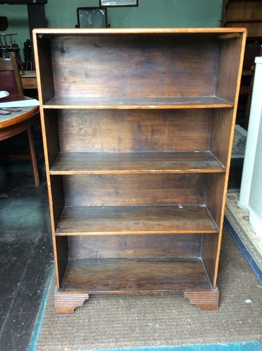 An early 20th Century oak bookcase, open form, fitted with four shelves, 115cm high, 69cm wide, 25cm