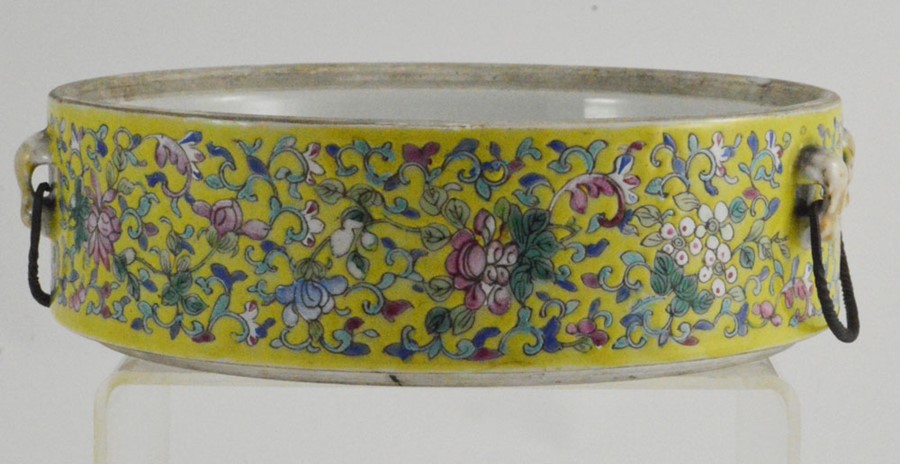 A group of Chinese export hand-painted and enamelled wares, circa 1750-1900. Comprising large - Image 14 of 16