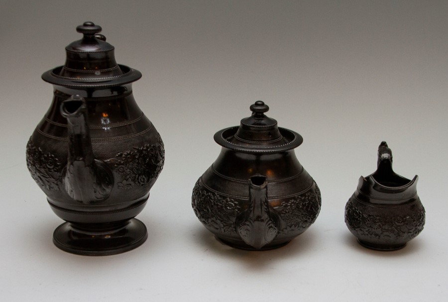 Three pieces of early nineteenth century Jackfield-type wares, circa 1810-30. To include: A low - Image 4 of 5
