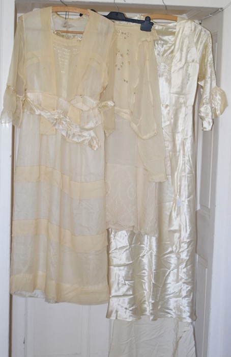 A Canadian wedding dress from 1918 together with wedding shoes. The dress is pure silk and made up