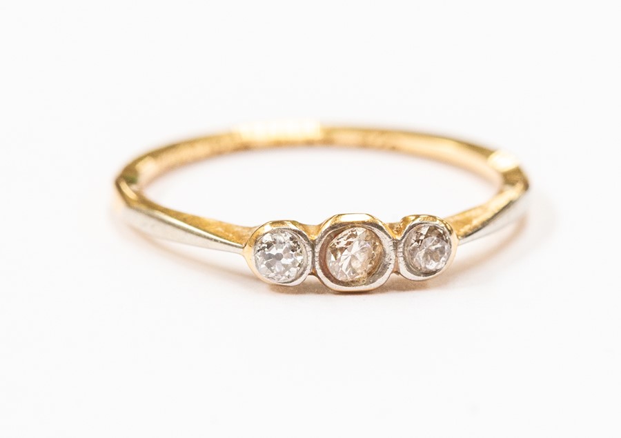 A vintage diamond set 18ct gold ring, comprising three diamonds set to the front, total gross weight - Image 2 of 2