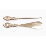 Victorian silver shoe horn and matching button hook (2) CR: poor