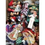 A collection of world wide collectors dolls and tourist dolls (Q)