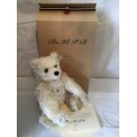 Steiff club edition 2002, Bear 28 (420290), with porcelain pendant, certificate, boxed as new.