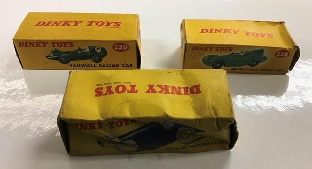 Dinky: A collection of three boxed Dinky Toys, to comprise: 23H, Ferrari Racing Car, blue body, in - Image 2 of 6