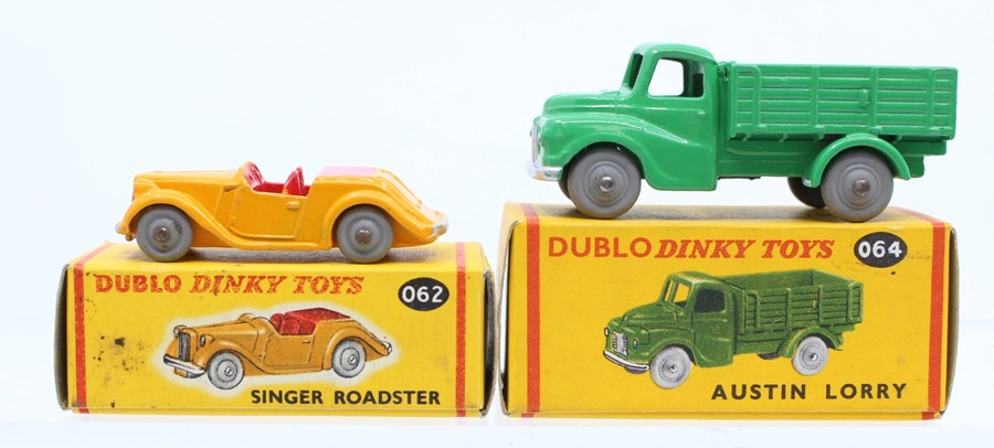 Dinky: A pair of boxed Dublo Dinky Toys, comprising: Singer Roadster, 062, yellow body; and Austin