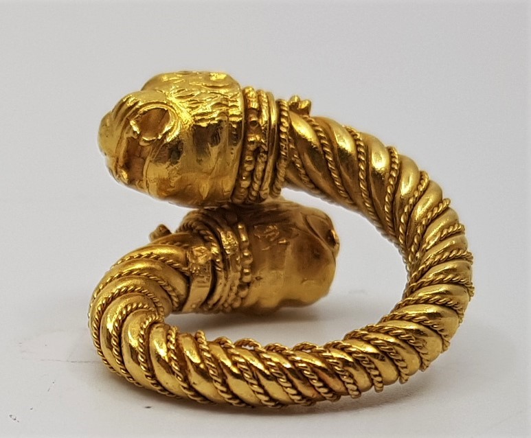 An Ilias Lalaounis Hellenistic gold cross-over ring, with double lion head terminals, (unmarked gold - Image 2 of 3