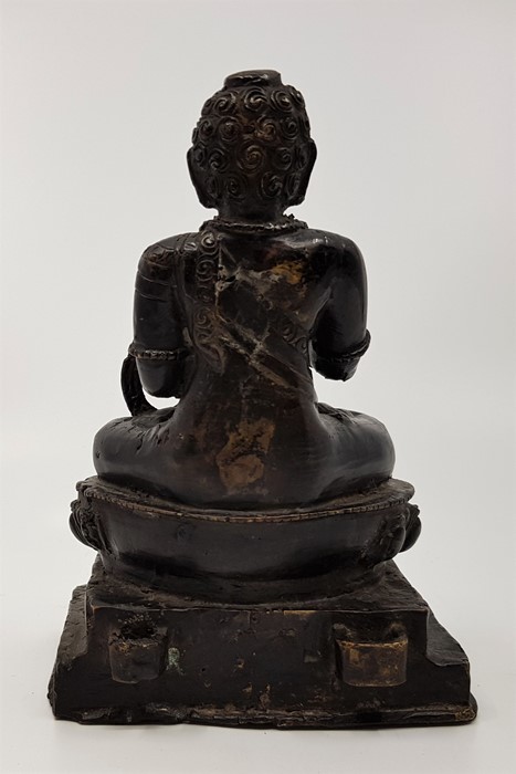 A 17/18th century Burmese bronze Buddha - Image 2 of 3