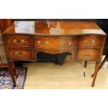 An Edwardian mahogany serpentine fronted dressing table, in the manner of George Hepplewhite, having