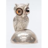 An Edwardian novelty silver menu holder realistically cast as a double sided owl, on plain