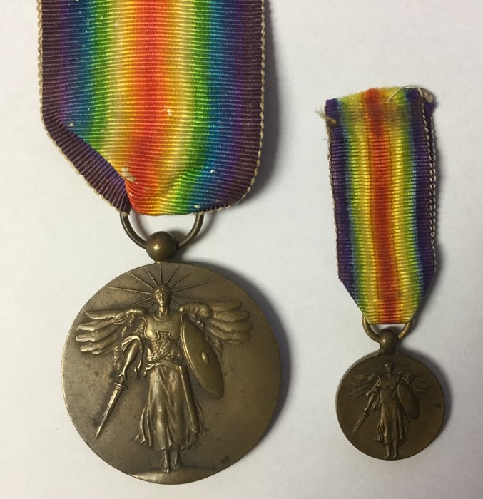 WW1 British Miniature War & Victory Medals x 2 of each: US Victory Medal complete with ribbon - Image 4 of 5