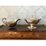 An Edwardian Mappin & Webb plated lidded sauce tureen, gilt interior, and a plated gravy boat (2)