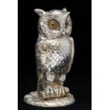 A George V silver novelty caster  / pepper realistically cast in the form of an owl perched on a