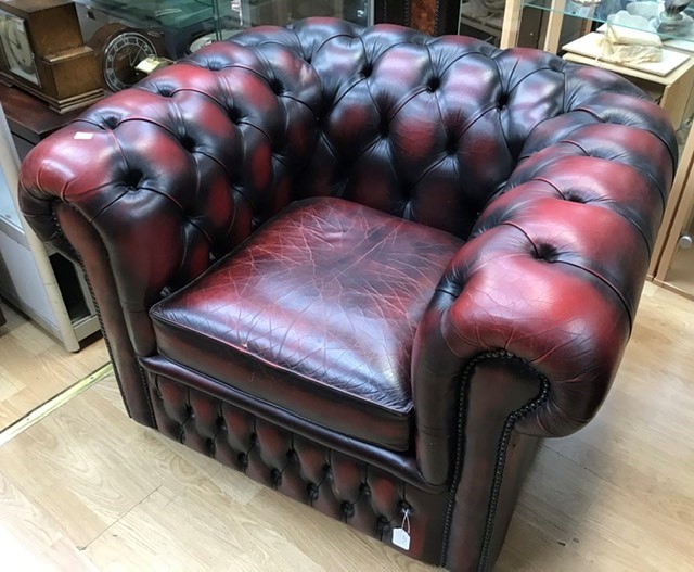 A pair of Chesterfield type oxblood leather upholstered club armchairs, with deep buttoned backs and - Image 2 of 2