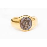***AUCTIONEER TO ANNOUNCE HAIRLINE TO SEAL****An 18ct gold seal ring, set with oval hardstone,