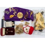 A collection of assorted costume jewellery to include gilt metal vintage brooches, marcasite