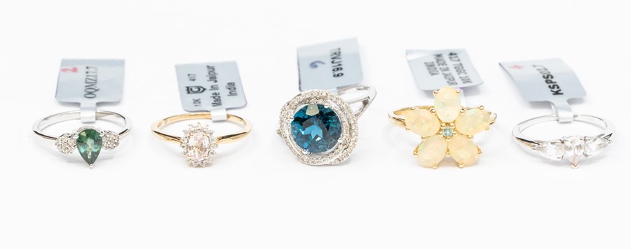 A collection of 9ct gold dress rings to include rings set with various stones including Nigerian