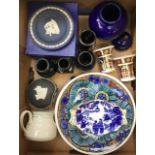 A collection of assorted ceramics including a pair of Royal Crown Derby 1128 pattern miniature