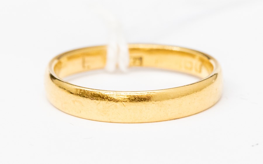 A 22ct gold wedding band, width approx. 3mm, marks rubbed, probably 22ct gold, ring size L, weight