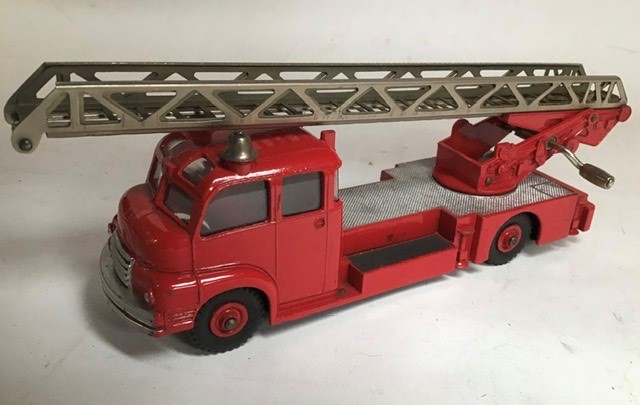 Dinky: A boxed Dinky Supertoys, Turntable Fire Escape , 956, in near mint condition. No string to - Image 2 of 3