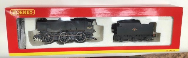 Hornby: A boxed Hornby, BR 0-6-0 Class Q1 '33009' locomotive, R2344; together with a boxed Track - Image 2 of 2