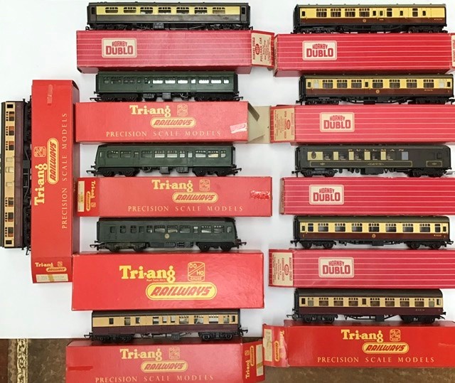 Triang: A collection of assorted boxed Triang and Hornby coaches, together with three unboxed Triang