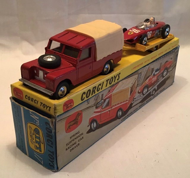Corgi: A boxed Corgi Toys, Gift Set 17, containing Land Rover with Ferrari racing car & trailer. Few - Image 3 of 4